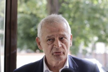Sorin Oprescu, fotografiat pe o insulă din Grecia. Fostul edil este condamnat definitiv la aproape 10 ani de închisoare pentru corupție