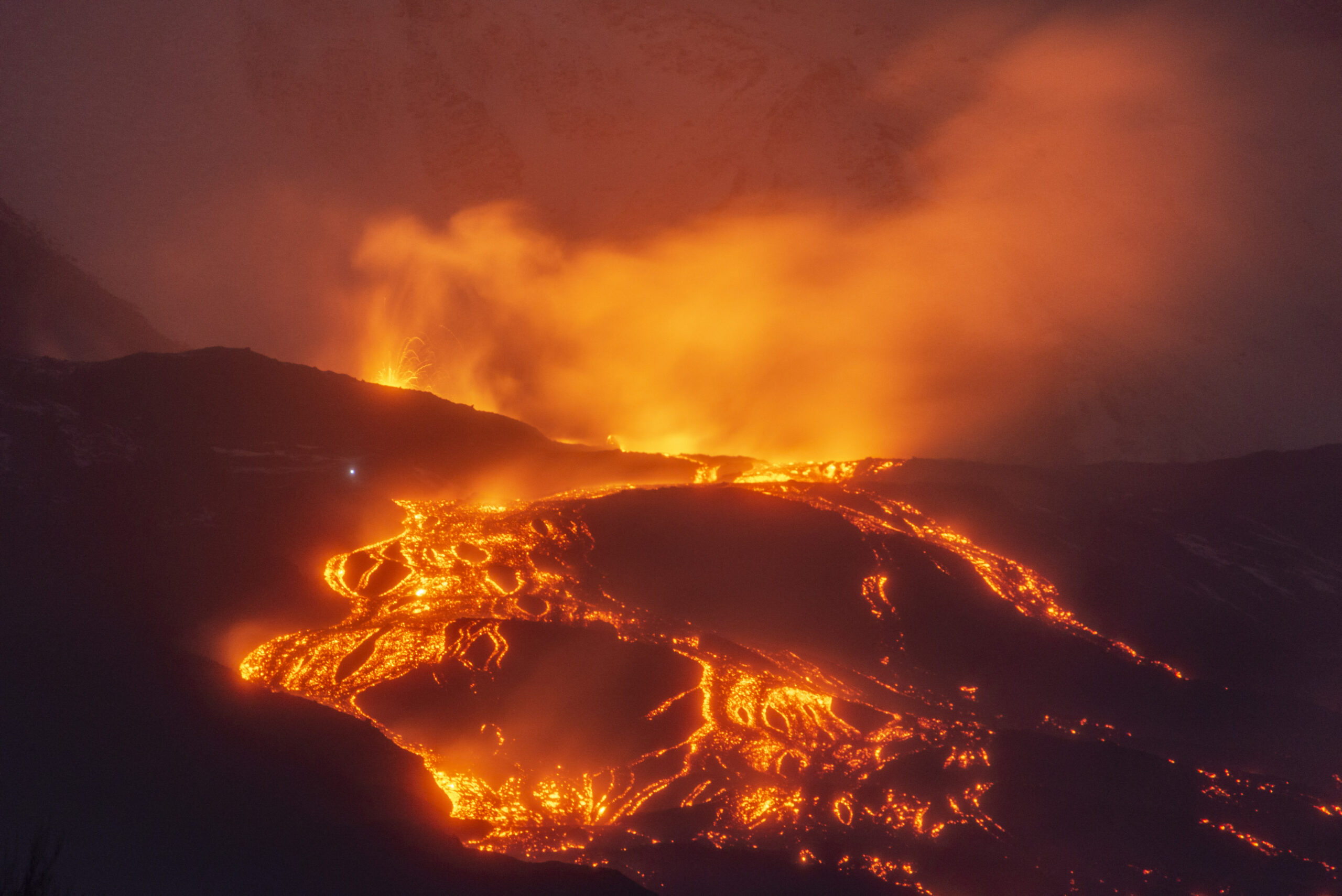 Erupția vulcanului Etna dă peste cap traficul aerian. Un important aeroport din sudul Italiei, închis