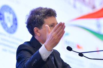 Renunțați la agendele politice și la discursul electoral