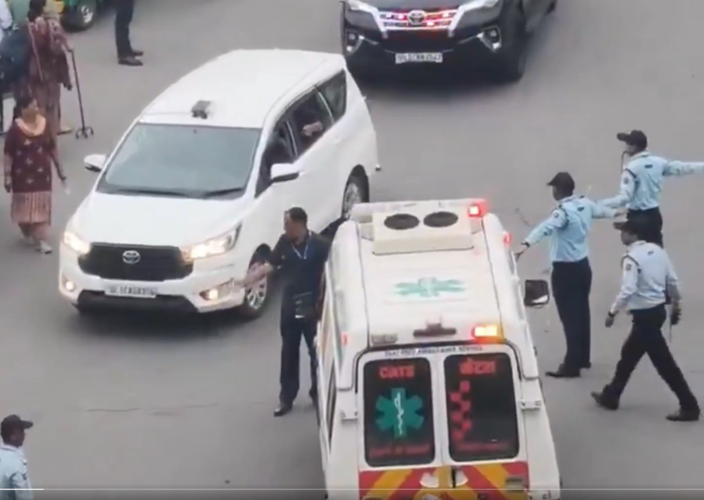 Scandal uriaș. Ambulanță în misiune, oprită de polițiști pentru a permite trecerea unei coloane oficiale