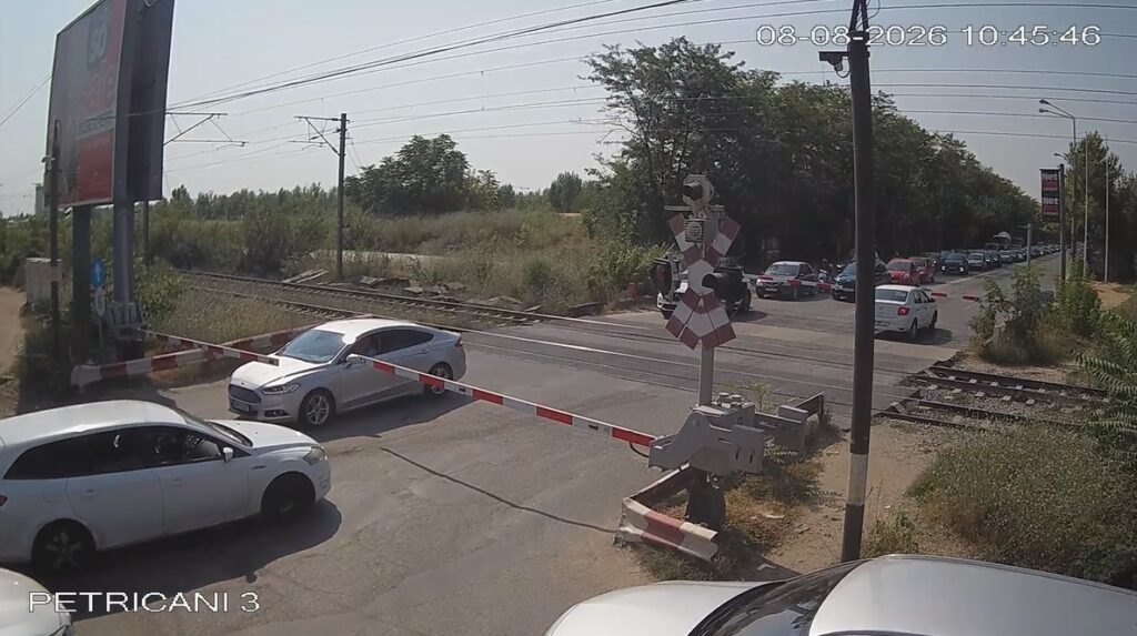 Șoferi surprinși între bariere la Petricani, după ce au forțat trecerea. Avertismentul CFR