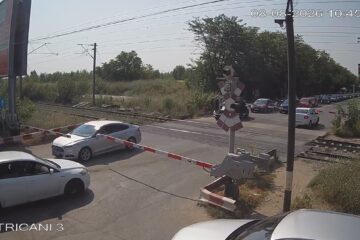 Șoferi surprinși între bariere la Petricani, după ce au forțat trecerea. Avertismentul CFR