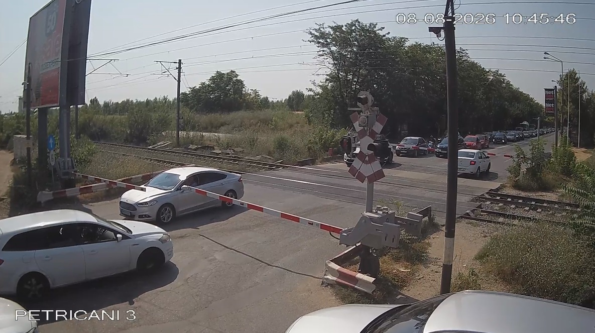 Șoferi surprinși între bariere la Petricani, după ce au forțat trecerea. Avertismentul CFR