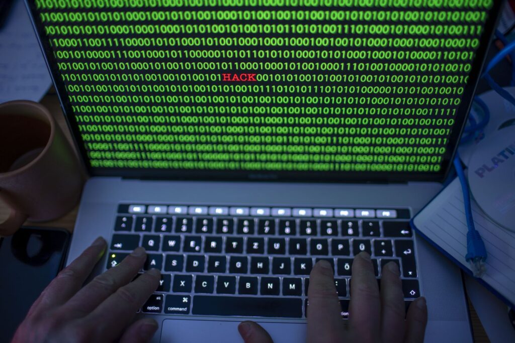 Hackerii atacă tot mai țintit în România. Băncile, curierii și infrastructura financiară, printre principalele ținte