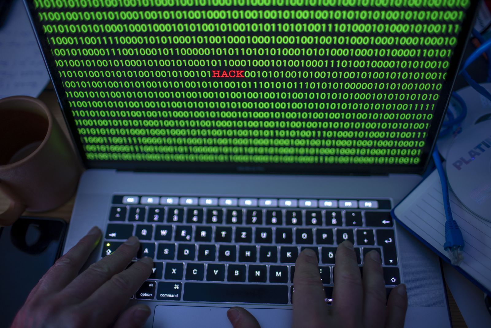 Hackerii atacă tot mai țintit în România. Băncile, curierii și infrastructura financiară, printre principalele ținte