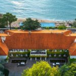 Hotelul de pe litoralul bulgăresc, care a apărut înaintea stațiunii în care se află, încă primește turiști. Cât costă o noapte de cazare