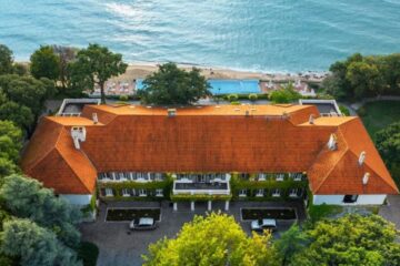 Hotelul de pe litoralul bulgăresc, care a apărut înaintea stațiunii în care se află, încă primește turiști. Cât costă o noapte de cazare