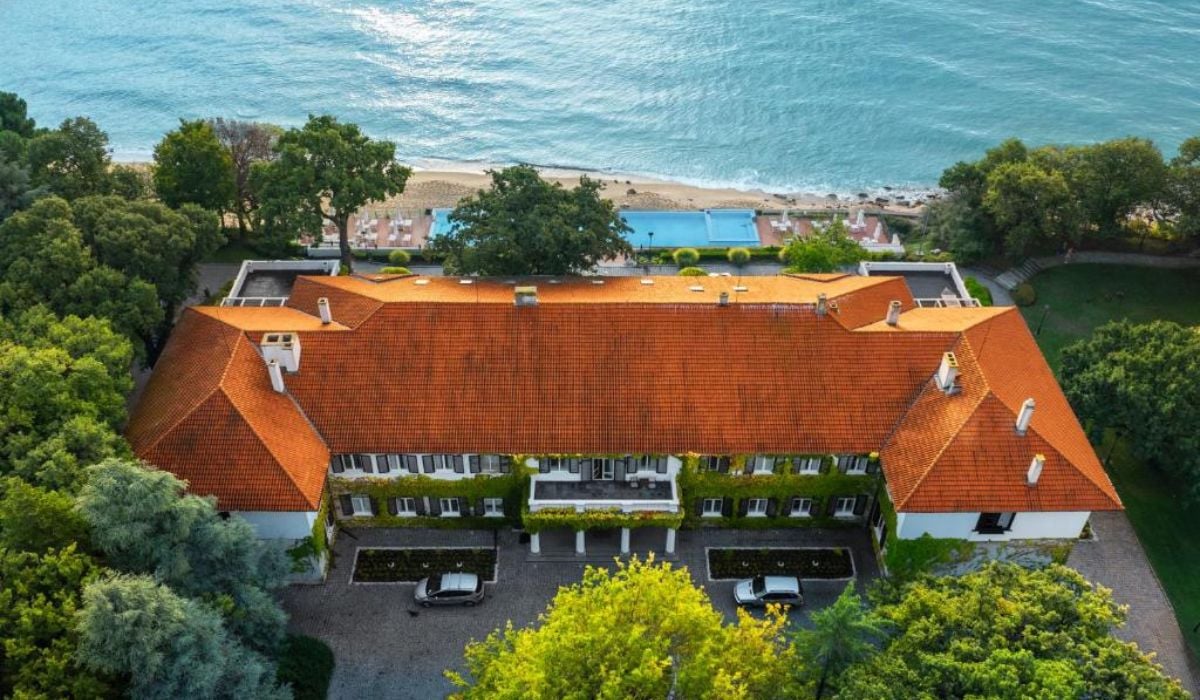 Hotelul de pe litoralul bulgăresc, care a apărut înaintea stațiunii în care se află, încă primește turiști. Cât costă o noapte de cazare