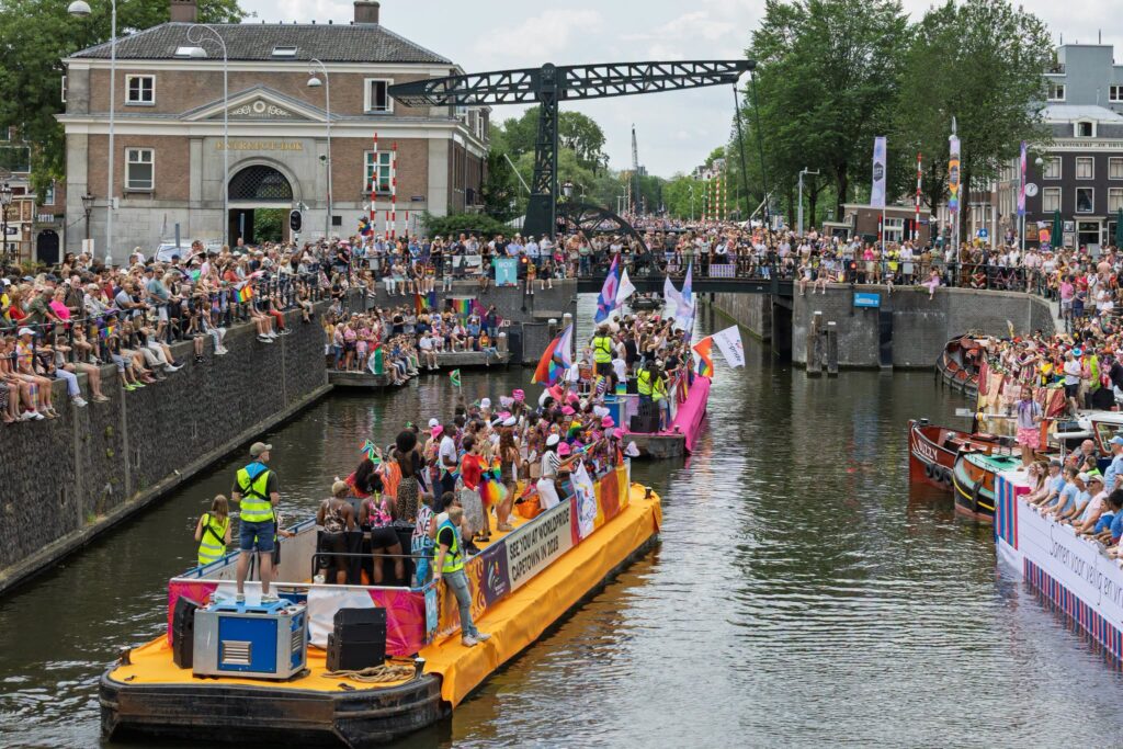 Zeci de cupluri au spus „da” pentru o zi la Amsterdam Pride, la 25 de ani de la primele căsătorii gay