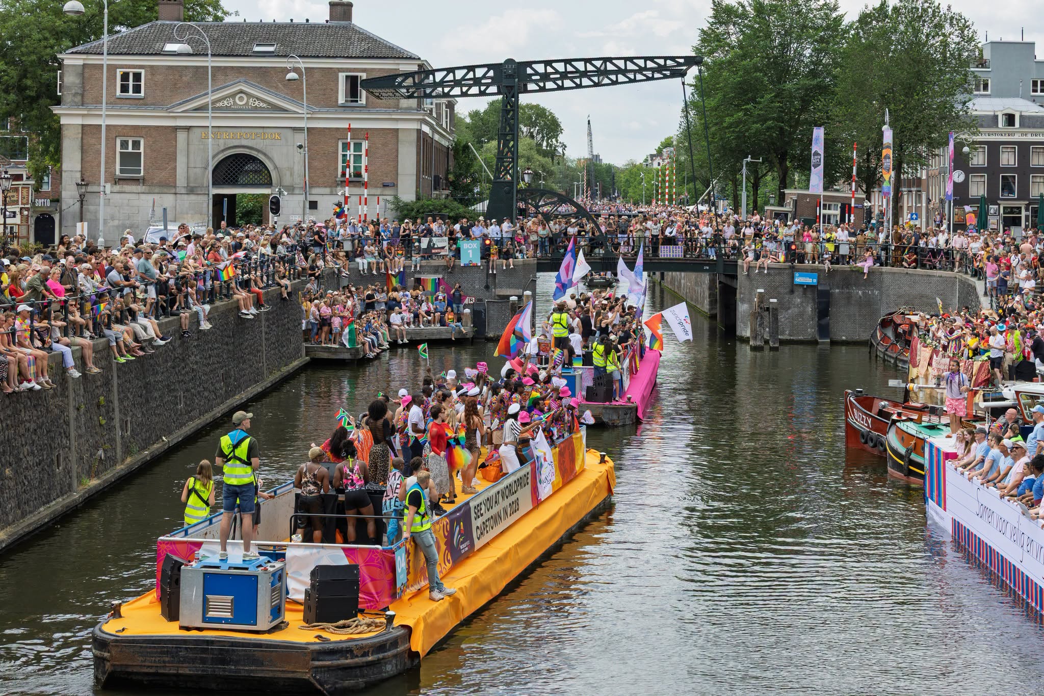 Zeci de cupluri au spus „da” pentru o zi la Amsterdam Pride, la 25 de ani de la primele căsătorii gay