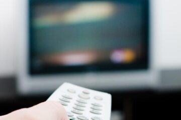 Câți români plătesc pentru Netflix, filme, seriale sau sport. România, mult sub media UE, potrivit Eurostat