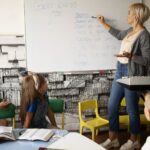„Anul acesta, fără «idioata de mate»! Înjurați-ne în absența copiilor!” Cele 15 sfaturi virale ale unei profesoare pentru părinți
