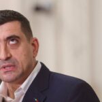 AUR critică folosirea gazelor lacrimogene la protestul din Piața Victoriei și îi cere socoteală lui Bolojan: „Nu se poate baricada în Guvern”