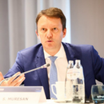Misiunea aproape imposibilă a lui Siegfried Mureșan. De unde poate lua cele 50 de voturi lipsă pentru a trece Guvernul