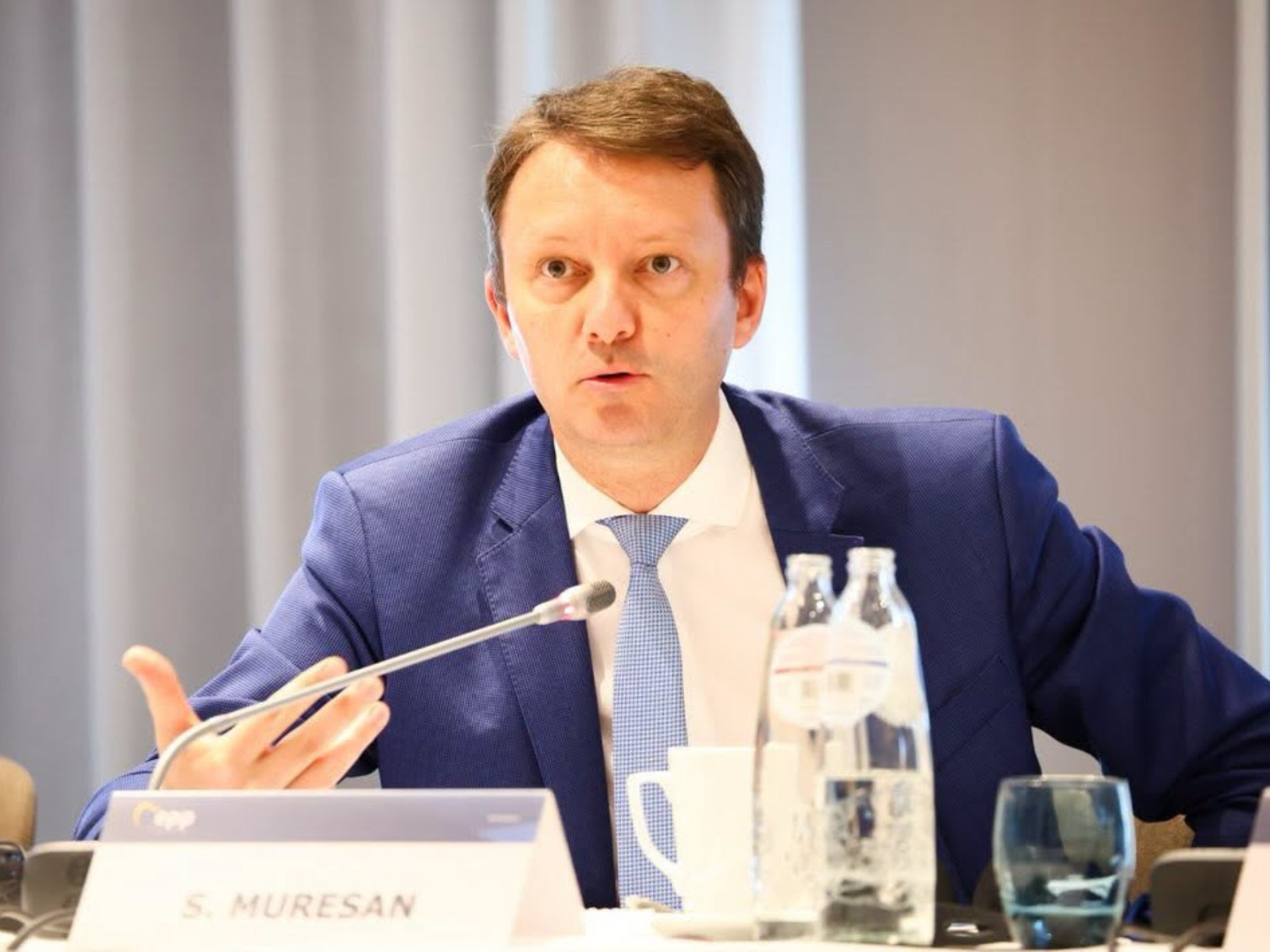 Misiunea aproape imposibilă a lui Siegfried Mureșan. De unde poate lua cele 50 de voturi lipsă pentru a trece Guvernul