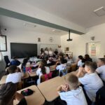 Uniforma școlară, la peste 35 de ani de la abrogarea socială. Director: „Voi purta și eu”