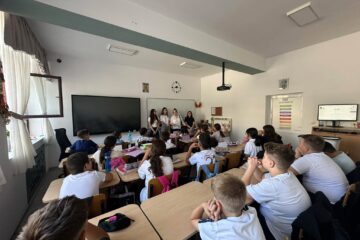 Uniforma școlară, la peste 35 de ani de la abrogarea socială. Director: „Voi purta și eu”