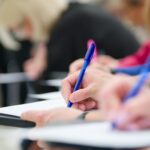 „Ne mai permitem încă o lună?”. O mamă dezvăluie cât a ajuns să plătească lunar pe meditații și impactul devastator asupra copilului