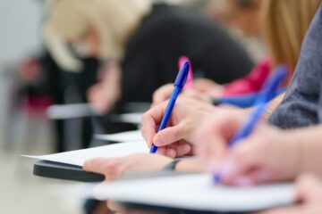 „Ne mai permitem încă o lună?”. O mamă dezvăluie cât a ajuns să plătească lunar pe meditații și impactul devastator asupra copilului