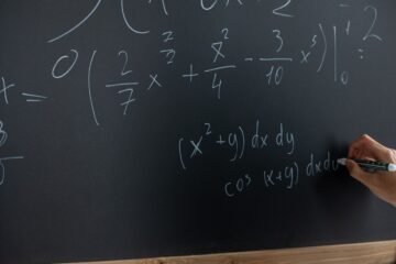 „Angajăm profesori, cu sau fără toate calificările”. Ce arată noul raport OCDE despre școlile din România