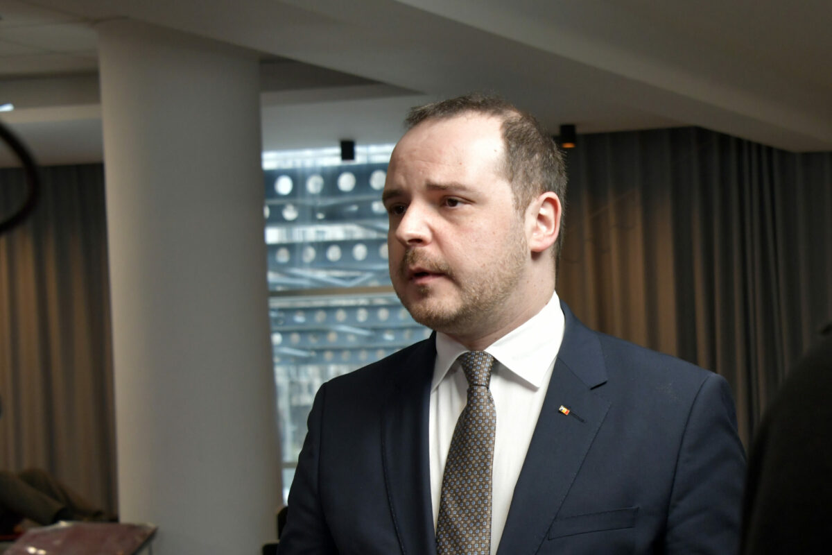 „Luați-vă trotinetele și faceți turul șantierelor de spitale”. Rogobete atacă USR în scandalul „miliardului pierdut” din PNRR