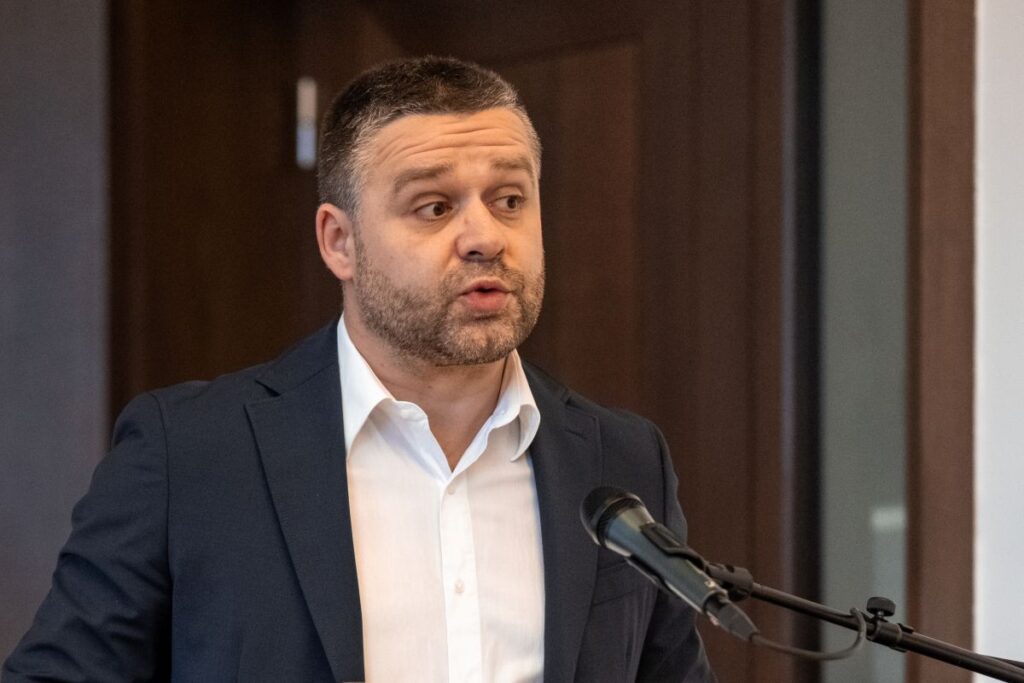 a fost văzut prost când s-a dus în poză cu Veștea