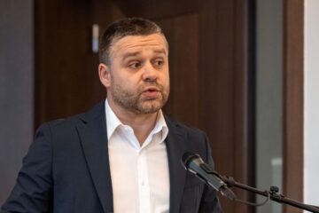 a fost văzut prost când s-a dus în poză cu Veștea