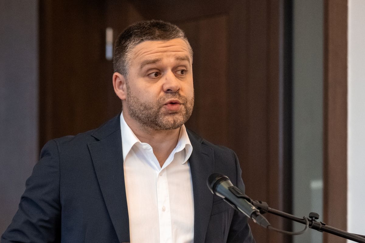 a fost văzut prost când s-a dus în poză cu Veștea