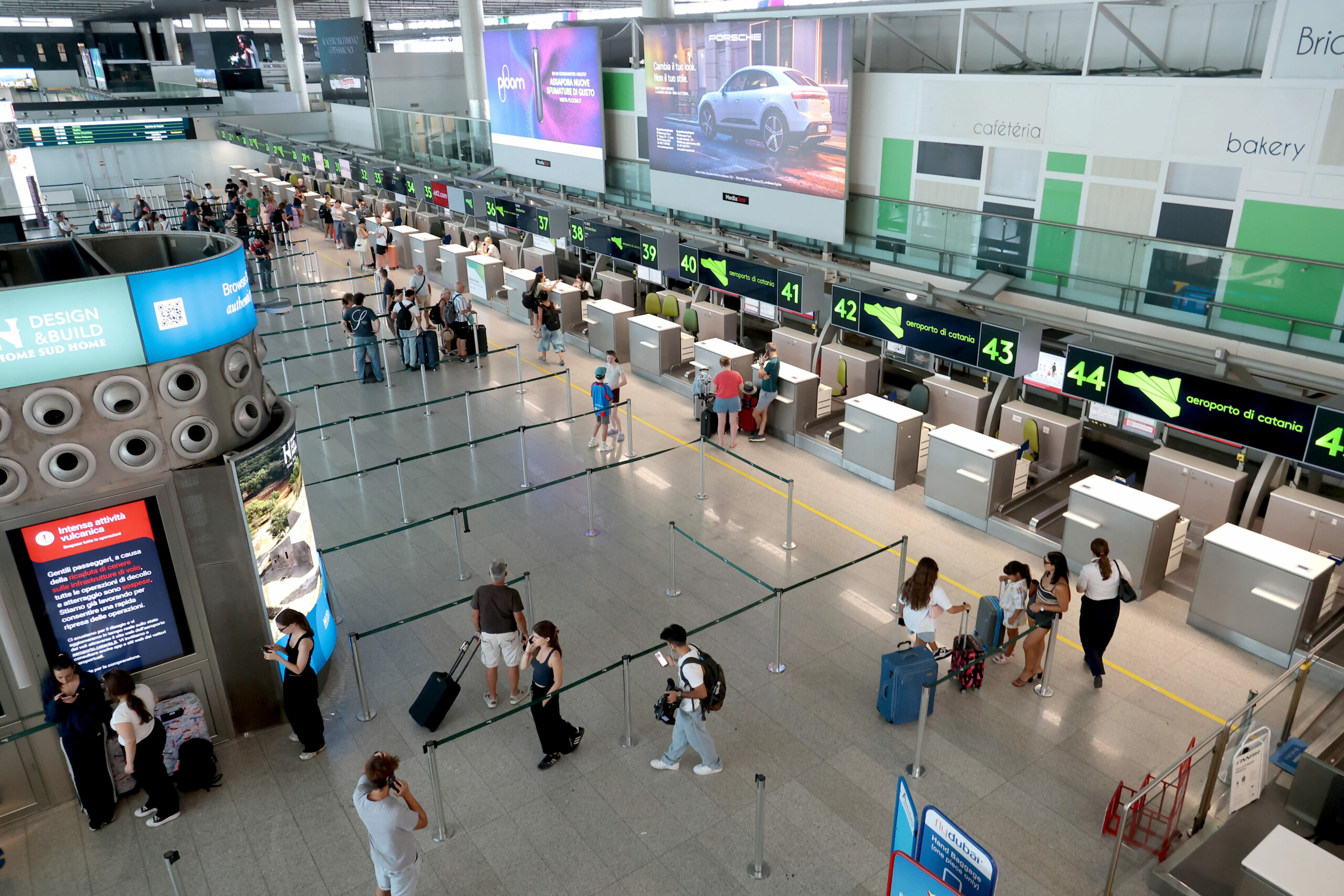 Aeroportul Internațional Jakarta își suspendă zborurile din cauza erupției vulcanice