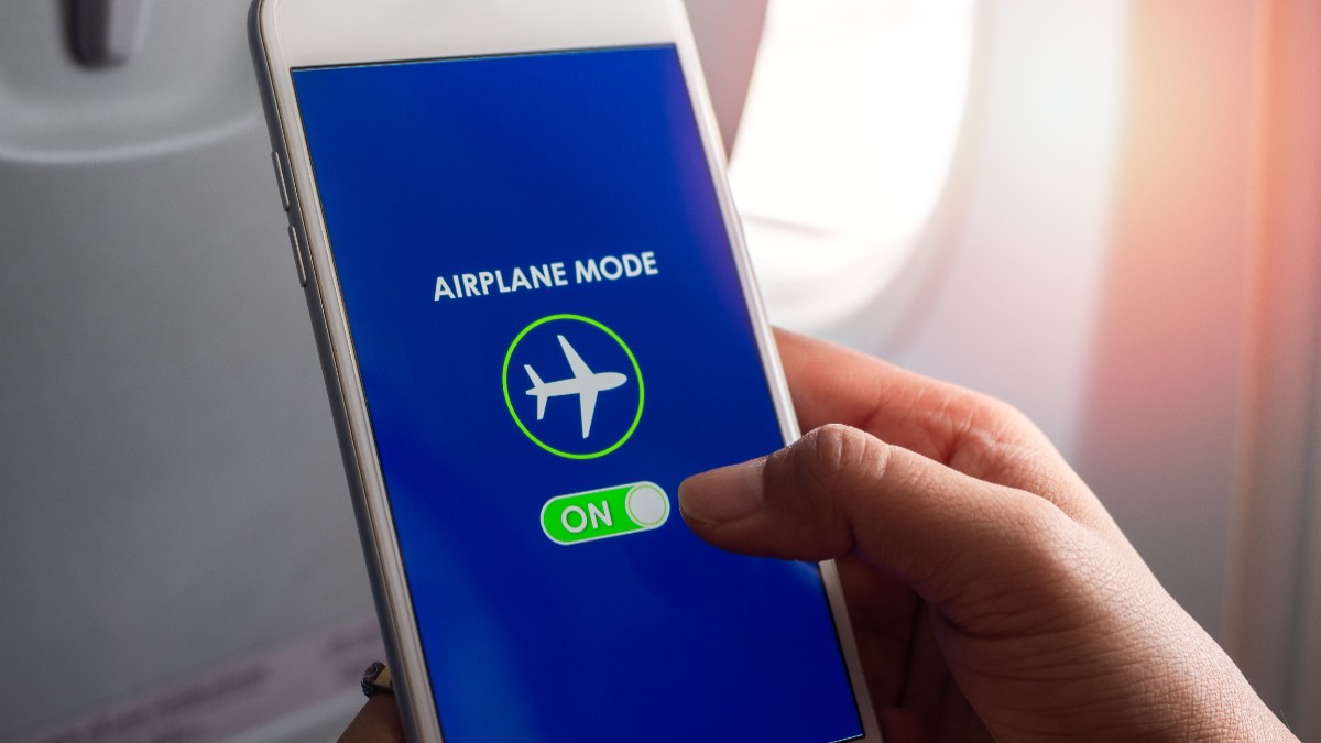 Motivul pentru care e important să activezi modul avion în timpul zborului. Riscul real nu este pentru avion, ci pentru abonamentul tău