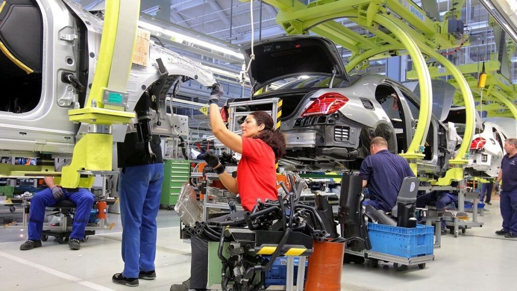 Compania amenință cu închiderea a două fabrici din Germania și dă drept exemplu costurile cu 81% mai mici din România