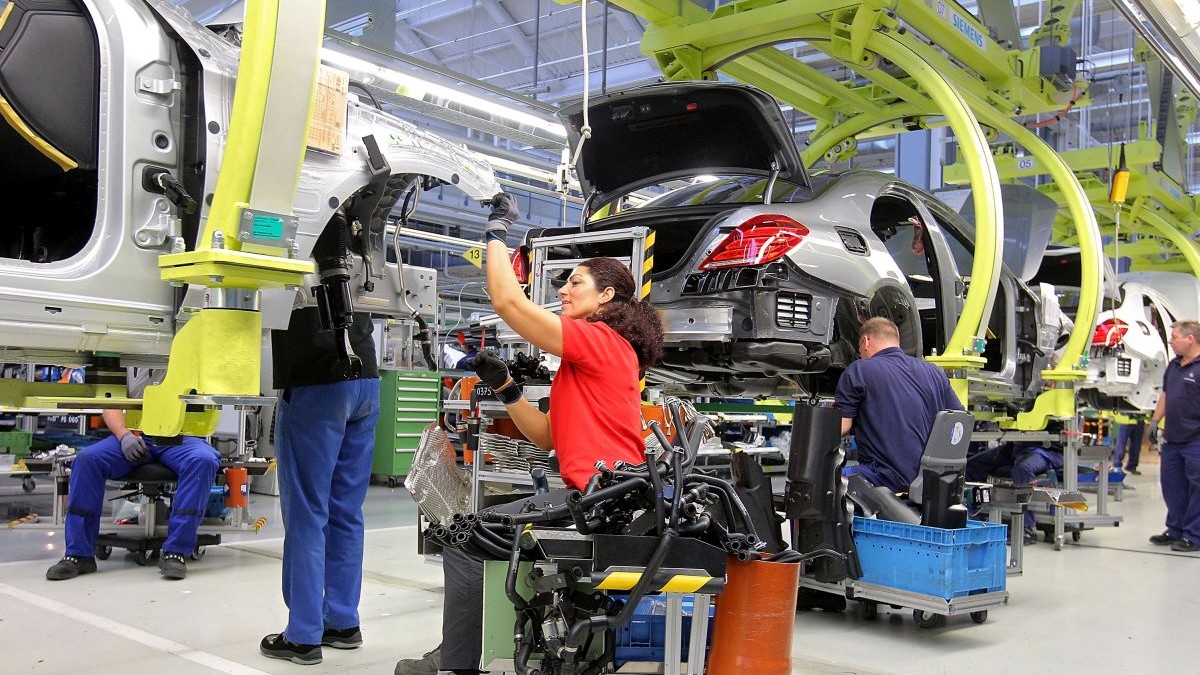Compania amenință cu închiderea a două fabrici din Germania și dă drept exemplu costurile cu 81% mai mici din România