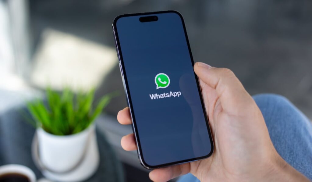 Mesajul pe WhatsApp care te poate lăsa fără bani chiar înainte de vacanță. Capcana perfectă în care cad turiștii