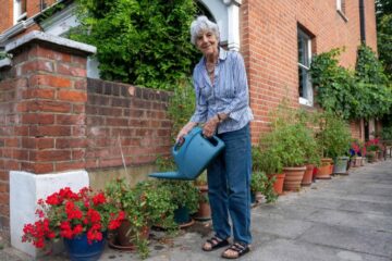O bunică de 89 de ani este obligată de primărie să-și distrugă mica grădină cu flori de pe trotuar, după ce a îngrijit-o 25 de ani din banii ei: „Nu o suportă”