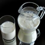 Ajută o cană de lapte cald să adormi mai repede? Studiile explică dacă e mit sau realitate