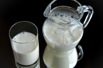 Ajută o cană de lapte cald să adormi mai repede? Studiile explică dacă e mit sau realitate