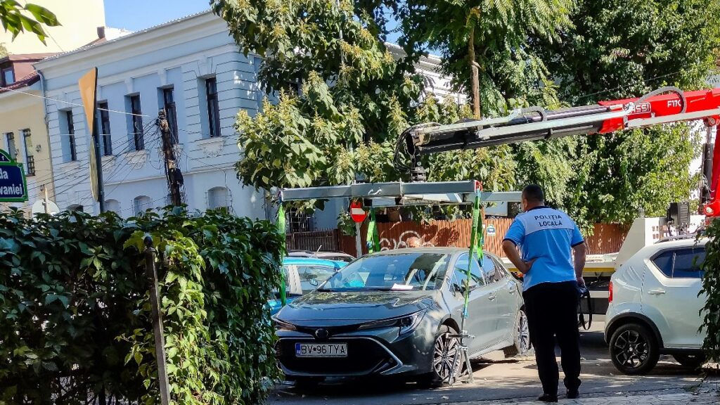 Ce reguli noi de ridicare a mașinilor parcate ilegal intră în vigoare și ce sumă trebuie achitată pe loc