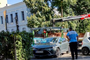 Ce reguli noi de ridicare a mașinilor parcate ilegal intră în vigoare și ce sumă trebuie achitată pe loc