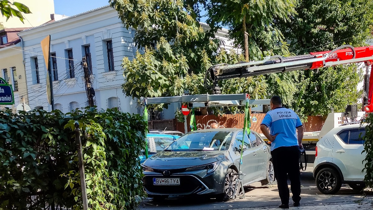 Ce reguli noi de ridicare a mașinilor parcate ilegal intră în vigoare și ce sumă trebuie achitată pe loc