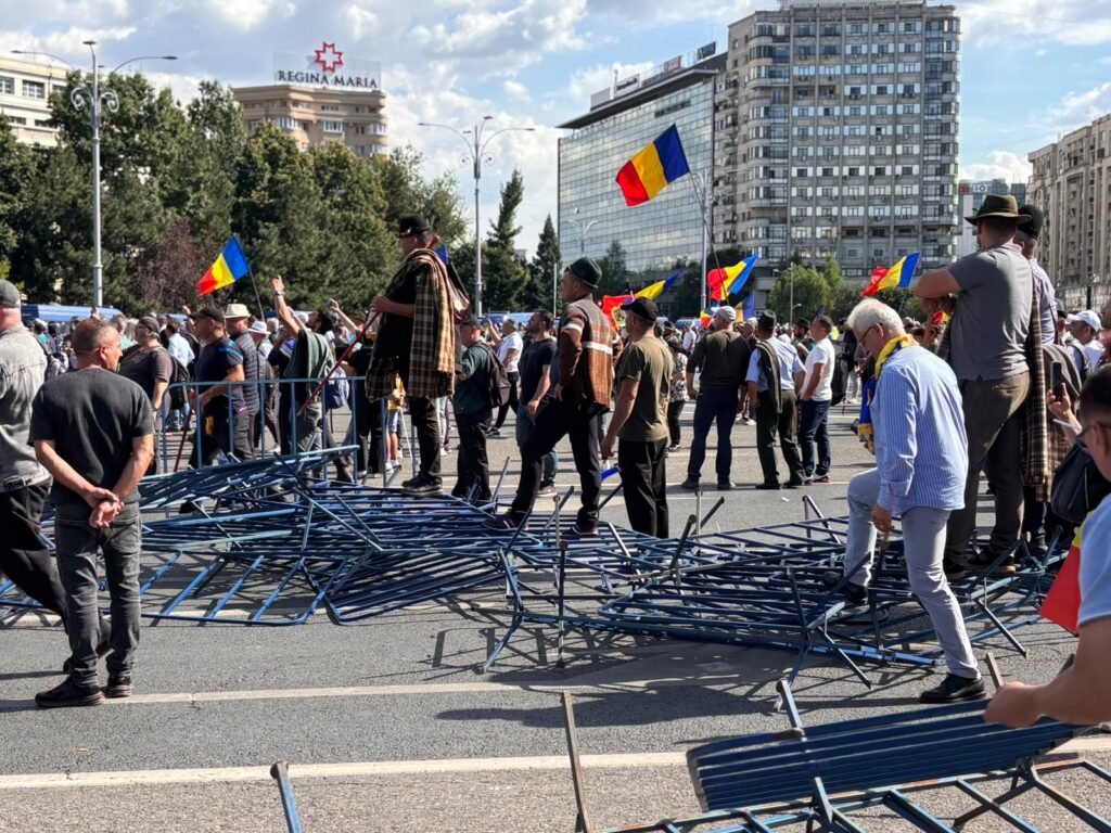 Poliția Capitalei face verificări după agresarea a doi jurnaliști de la Realitatea la protestul din Piața Victoriei
