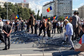 Poliția Capitalei face verificări după agresarea a doi jurnaliști de la Realitatea la protestul din Piața Victoriei