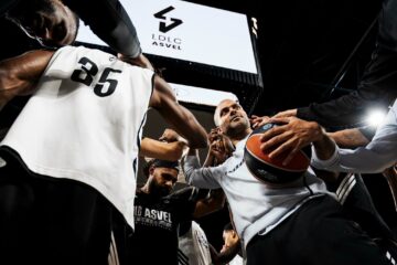 Legenda baschetului francez Tony Parker, debut cu victorie în Euroligă pe banca echipei Asvel. După 12 ani, Jonas Valančiūnas a revenit în Europa. Toate rezultatele primei zile din Euroliga de baschet