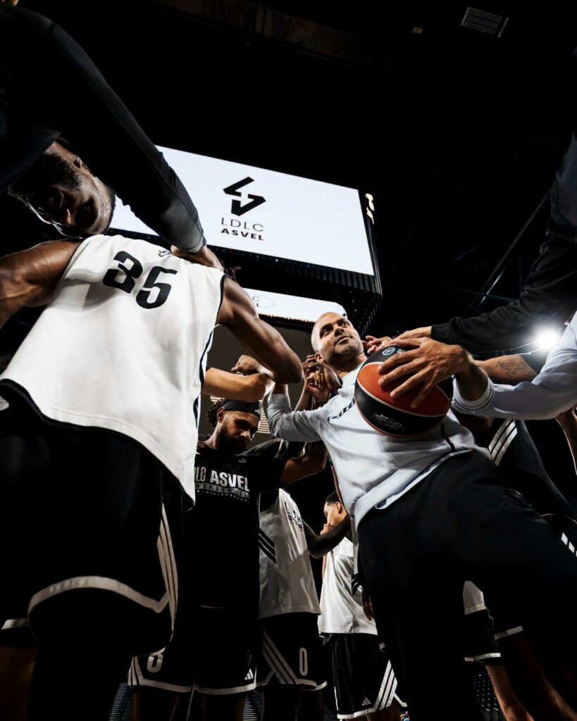 Legenda baschetului francez Tony Parker, debut cu victorie în Euroligă pe banca echipei Asvel. După 12 ani, Jonas Valančiūnas a revenit în Europa. Toate rezultatele primei zile din Euroliga de baschet