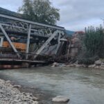 Pod de fier deteriorat în comuna Asău, județul Bacău. Traficul este dirijat de polițiști