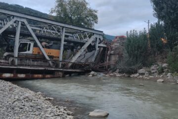 Pod de fier deteriorat în comuna Asău, județul Bacău. Traficul este dirijat de polițiști