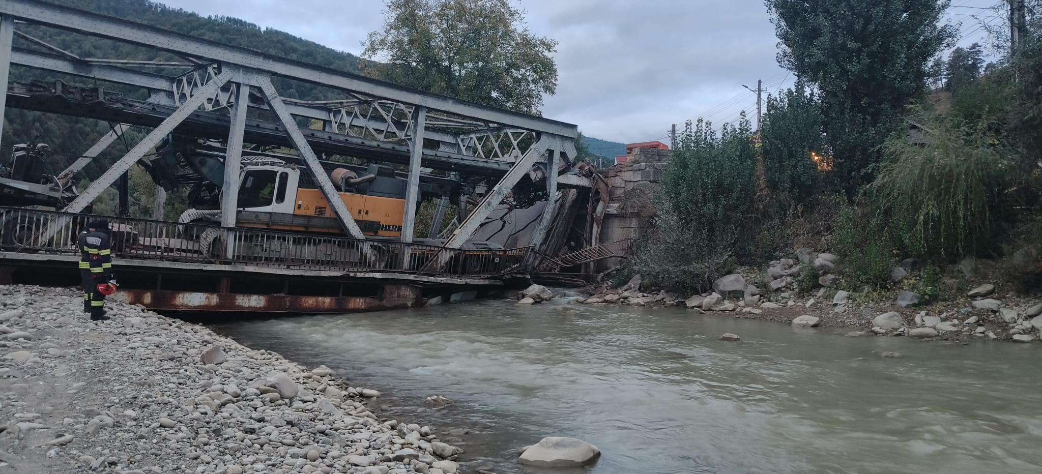 Pod de fier deteriorat în comuna Asău, județul Bacău. Traficul este dirijat de polițiști