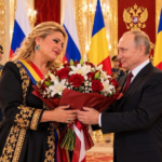 Ce i-a urat Diana Șoșoacă lui Putin de ziua lui. Mesajele, însoțite de imagini generate cu AI, în care lidera SOS România apare alături de dictatorul rus