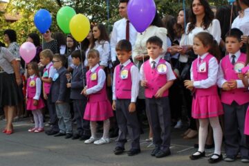 Senatul a votat uniformele școlare obligatorii. USR: „Învățământului chel îi trebuia tichie de mărgăritar”