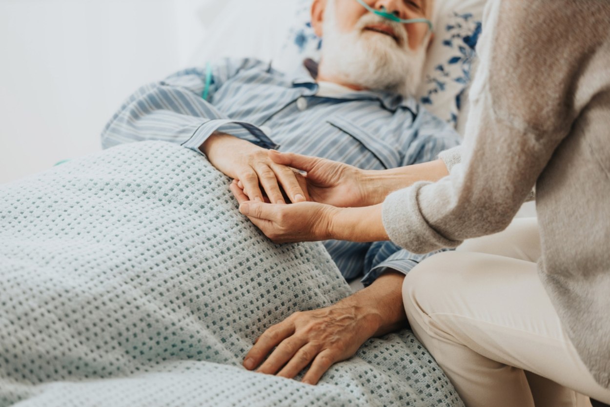 Aparţinătorii pacienţilor oncologici pot beneficia de concediu şi indemnizaţie pentru însoţirea la investigaţii medicale. Inițiativa, adoptată în Senat