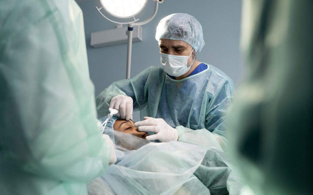 Caz medical extrem de rar în lume. Unui adolescent i-a crescut un dinte deasupra ochiului